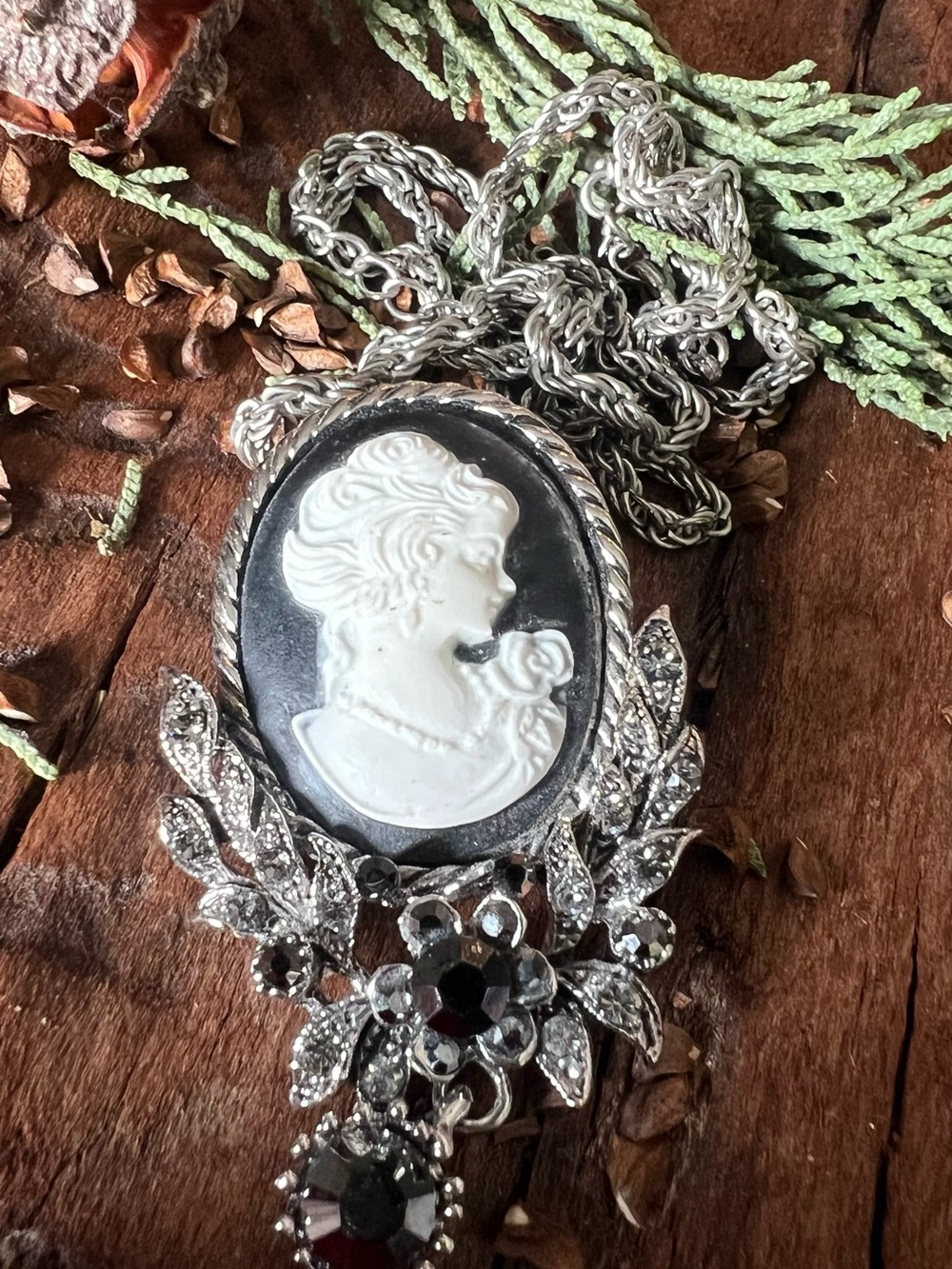 Costume Black Cameo Necklace Brooch Pendant Silver Tone White Oval Lady Vintage